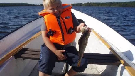 TOPPEN. Adam Österberg, 7, Gammelstad, har patentmedicinen. Han vet hur man fixar en middag. Bara att ge sig ut på abborrfiske i Mjöträsk. Fisken vägde nio hekto.