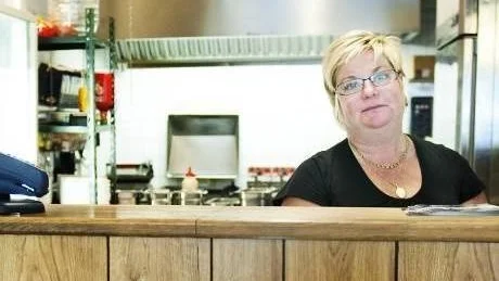 SMÅHANDLAR. Kristina Lundbäck berättar att de flesta av hennes kunder använder kort och att många småhandlar. "Därför accepterar jag inte kort när man handlar för mindre än 50 kronor", säger hon. Anledningen är förstås de avgifter som bankerna tar ut av företagen.