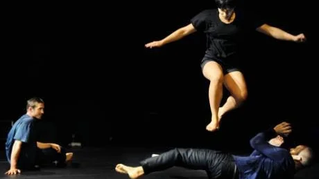 NYSKAPANDE MÖTE. I föreställningen Human Timing bjuds på en spännande häxkittel av akrobatik och dans.  På dansgolvet: Methinee Wongtrakoon, Danny Anatta och Jens Engman.Foto: SARA MORITZ