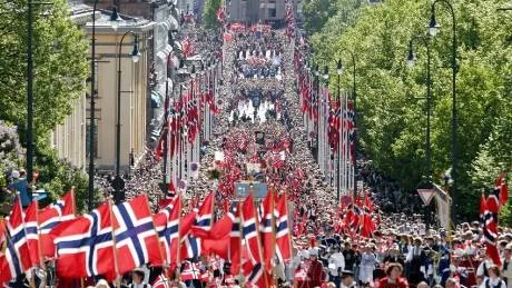 FEST OCH YRA. Paradgatan Karl Johan den 17 maj i Oslo.Foto: KYRRE LIEN/Scanpix
