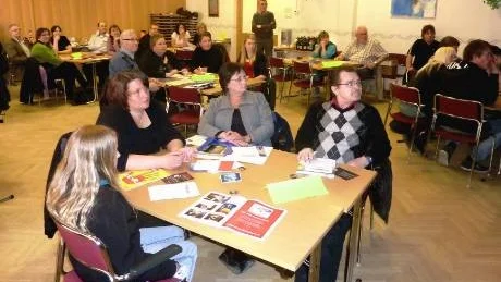 DROGKAMPEN. Norrbottens sjukvårdsparti, andra bordet räknat från kameran, vann årets Drogkamp. Vänsterpartiet, närmast, fick en betydligt blygsammare placering.