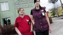 FATTAS. "Arbetet borde ersättas med ytterligare flera tusen kronor per månad", säger Mary Custemo och Lena Sandberg.Foto: Linda Wikström