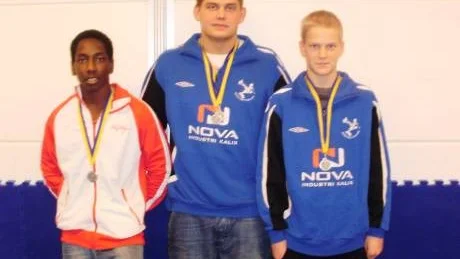 SILVERMEDALJÖRER. Ali Houssam, Gällivare, Johan Karlsson, Råneå, och Nils Karlsson, Råneå, tog alla  varsitt silver på fristils-SM.