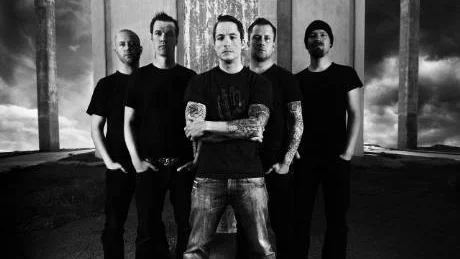 Musiker kan vara riktiga gnällspkar. Men Raised Fist fungerar inte som andra band. Vi är en familj. För oss blir det bara roligare och roligare, säger Alexander Hagman.