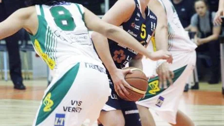 Jobbig start. Elin Söderströmoch hennes Luleå Basket kom inte upp i väntad klass då laget förlorade premiären mot Telge.Foto: Ida Ling Flanagan/NT