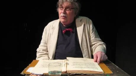 KÄRNAN AV SCENKONST. Staffan Westerberg med sin självbiografi på scenen. Det hela blir ett verkligt möte mellan en gestaltad text, en berättare, egentligen en åskådliggörare och publiken.