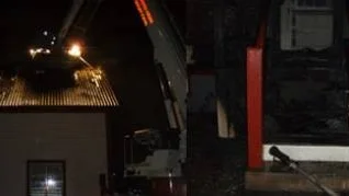 VILLA ERLHÄRJAD. En pappa och hans två barn lyckades rädda sig ut från den brinnande villan. Branden tros ha börjat vid bron.