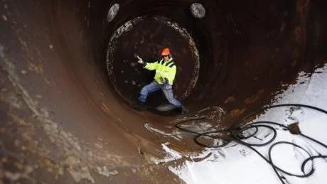 BALANSERAR. Harry Bergström balanserar i SSAB:s gamla skänk som nu ska sitta i den nya skateparken på Örnäset.