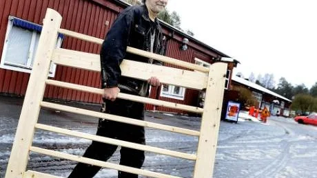 INGA HINDER. Han tar sig an allt som efterfrågas i snickeriväg, Kenneth Rosander, snickare på Kronans Återvinning. Här har han förfärdigat en grind som ska placerad vid Hertsö Miljögård. Kenneths snickeridröm spelar dock i en annan division. "Jag skulle vilja göra en fiol", säger han längtansfullt.