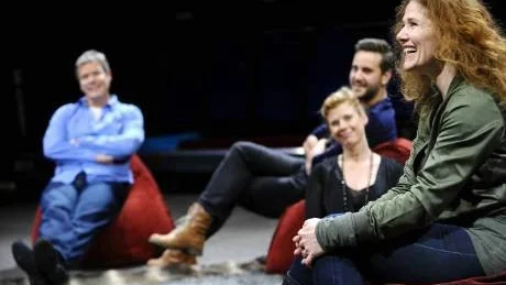 Mats Pontén, Jens Lindvall, Therese Lindberg och Anna Azcárate är några av skådespelarna som medverkar i pjäsen Alla älskar Norman.