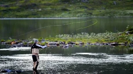 DRÖMVATTEN. I Svarttiluoppal drygt fyra mil väster om Ritsem möttes vi av en blank vattenspegel där endast de försiktiga rödingvaken bröt ytan. Vattnet bjöd oss på några dar av riktigt drömfiske där rödingar på över ett kilo var mer regel än undantag.