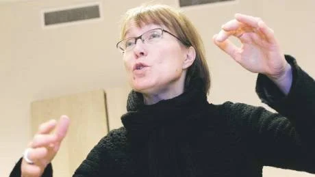 BJUDER IN. Körledaren Monica Åslund, sångaren André de Lange och pianisten Anders Widmark fick idén till helgens konsert i våras. "Jag räknar kallt med att det blir 150 personer på scenen", säger Monica Åslund.FOTO: LINDA WIKSTRÖM