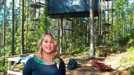 SÄLJER TRÄDRUM. Anette Selberg säljer åt Treehotel. Här står hon framför "The Cabin, Kabinen, det första huset som sattes på plats.  Foto: Håkan Zerpe