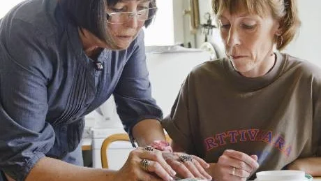 PRECISION. Det gäller att vara noga när man håller på med glasfusing. Kersin Haverinen och Lena Nilsson Välimaa visar hur det går till. Foto: Mattias Forsberg