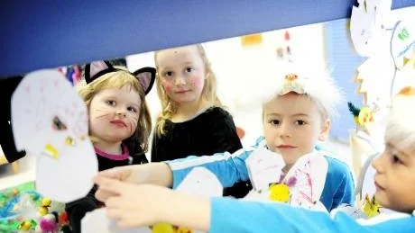 PÅSKPYSSELUTSTÄLLNING. Emma Wikström, 4 år, Linn Granström, 6 år och Gustav Landin, 5 år, har gjort mycket påskpyssel i veckan. I eftermiddag får de ta hem alla fina ägg och kycklingar.Foto: Petra Isaksson