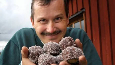 FJÄLLDRÖMMAR - FRÅN KUSTEN. Göran Esberg tillverkar kokosbollar och chokladpraliner i företaget Fjälldrömmens chokladfarbrik.
