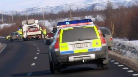 PÅDRAG. Polis och räddningstjänst på plats vid trafikolyckan som inträffade på lördagsmorgonen på E10 strax norr om Kiruna.