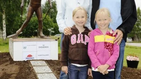 IDOLEN. Hela familjen Baltzari-Danfors älskar Charlotte Kalla. Vendela, 6 år och Fredrika, 8 år åker själva skidor och då har de på sig tröjor med Charlotte Kalla på. Även mamma Anna-Karin och pappa Niklas beundrar Charlotte. Foto: Mattias Forsberg