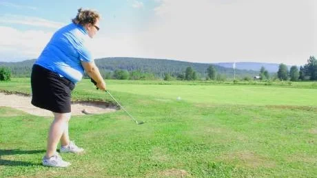TAR GRÖNT KORT. Josefina Simu tränar på sin chip samtidigt som hon trivs i det fina landskapet som omgärdar golfbanan. Foto: Mathias Asplund