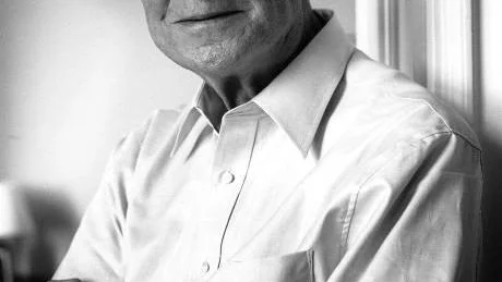 DELGER MINNEN. Kjell Espmark är författare, professor i litteraturvetenskap och ledamot av Svenska Akademien.  Foto: Cato Lein