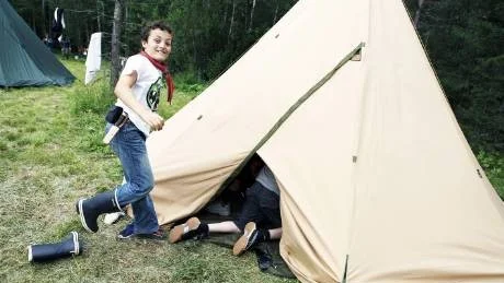 TÄLTMÄNNISKA. Vedad Coric, 11 år från Luleå, gillar att sova i tält. Han och de andra luleåkillarna brukar ligga och prata om kärlek när ledarna inte är med. Foto: Josefin Wiklund