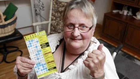 Inger Johansson, Öjebyn, har tre miljoner skäl att hålla tummarna på söndag då hon spelar bingolotto i direktsänd tv.
