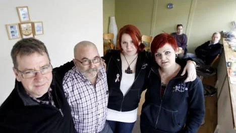 Staffan Olofsson, Jan-Robert Hägglund, Minna Savela och Lindha Öhman, jobbar som volontärer vid LP-kontakten där de trängs på tolv kvadratmeter.