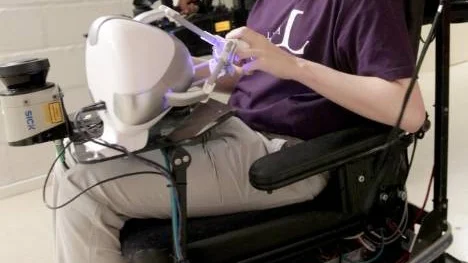 Daniel Innala Ahlmark är synskadad och provkör rullstolen som med hjälp av en laserscanner och en haptisk robot gör att han kan känna av hinder i omgivningen med handen.