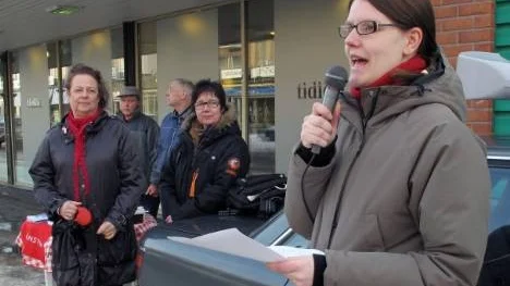 "Ingen ska känna sig hotad på grund av sitt kön", deklarerade Malin Sandin (V) vid  torgmötet i Älvsbyn som Vänsterpartiet och kvinnojouren Pärlan gemensamt anordnat med anledning av  Internationella kvinnodagen.