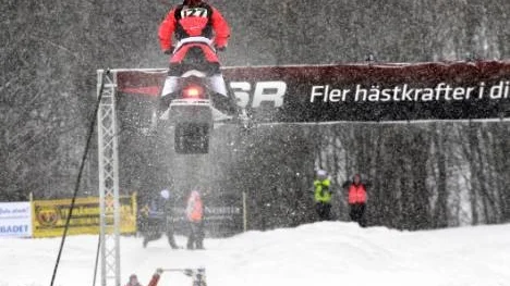 Petter Nårsa flyger över mållinjen mot SM-guldet. Konkurrenterna kanske skulle ha behövt fler hästkrafter?