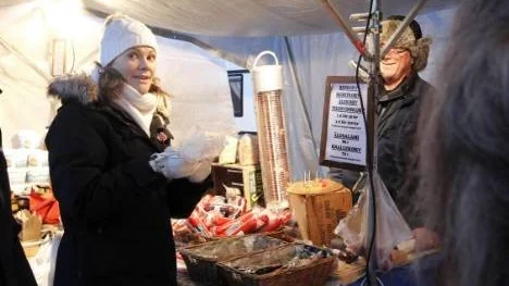 Under eftermiddagen passade kronprinsessan på att gå ett varv på marknaden. Hon fick marmeladkonfektyr i present.