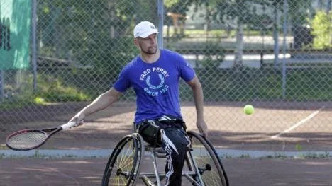 Peter Wikström, Piteå, är storfavorit i hemmatävlingen i rullstolstennis. Men det blev förlust i första dubbelmatchen för Peter. Nästa år blir det storsatsning med sikte på OS i London.