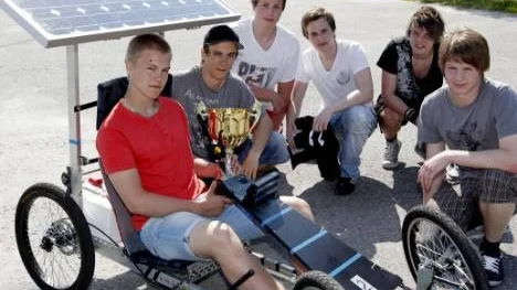 Felix Fors, Johan Åström, Niklas Berg, Jonas Wiberg, Jonas Lundquist och Marcus Forsberg vid Strömbackaskolans elprogram körde hem bucklan i sin vinnande elbil.