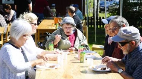Maj Engström, 86 år, tog för sig av maten i Vistträsk. "Det är alla tiders", säger hon om sommarfesten.