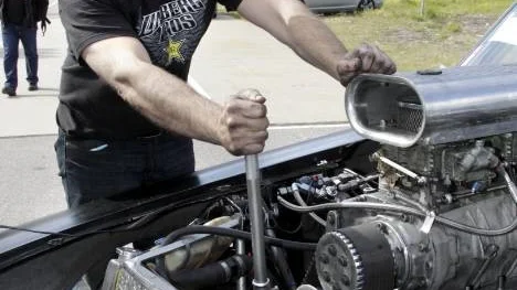 Alltid är det något som det skruvas i för en motorentusiast. Här är det Jan Brännvall, från Luleå, som sysslar med lite kompressorjobb på sin Mustang Shelby Cobra.