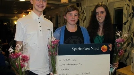 Det vinnande laget från klass 8A: Ludwig Flink, Simon Olofsson och Emma Hedkvist fick ta emot checken på 5 000 kronor. Vad pengarna ska gå till hade de ännu ingen aning om.