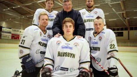 ÄIF Hockeys nye tränare Lennart Carlberg lyfter fram Johan Grönlund som lagkapten. Flankerad av Erik Öhlund och Pär Larsson till vänster samt Anton Nilsson och Oskar Ögren till höger.