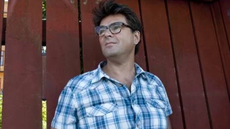 Niklas Strömstedt kallar sin egen musik "väldigt melodiös popmusik som är lätt att ta till sig". I sommar är han aktuell som programledare för en egen pratshow i SVT. "Det var fördjävligt att inse att man inte är The Clash, men sen accepterade jag det och fann mitt egna uttryck, säger han.