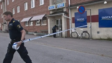 Västra Skolgatan spärrades av inför den tekniska undersökningen av brottsplatsen och de fynd som polisen gjort i ett trapphus vid guldsmedsbutiken.