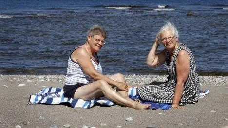 Väninnorna Catrina Rönnblom och Gunnel Granstrand från Skellefteå gillar Piteå skärgård i allmänhet, och Stenskär i synnerhet. "Vi är Pitefans", säger Gunnel.