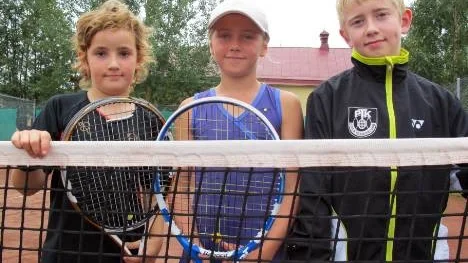 Från fredag till och med söndag blev det en hel del tennis för den här trion i Rivieratennisen: Charlie Such, till vänster, Lovisa Holmbom och Viktor Blomgren. Samtliga spelar för Piteå TK.