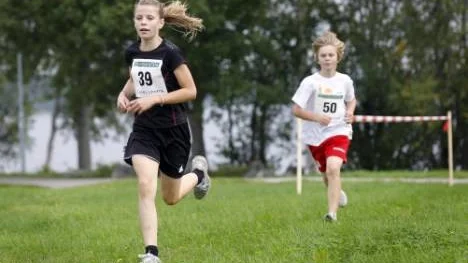 Full fart på Johanna Gustafsson, Hemmingsmark, som vann flickor 12. Här är hon före Jakob Nilsson, Kvarnberget, som segrade bland pojkar 12.