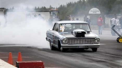 Tommy Lundberg från Älvsbyn testade sin Nova -64 innan start med en burnout.
