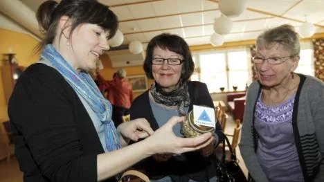 Hälsorådgivaren Helena Sandlund visade ayurvediska produkter för Margareta Fogbrand och Gunnel Sundström.