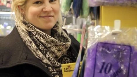 Sara Johansson spanade efter vippor i olika färger för att kunna gör ett eget fint påskris.