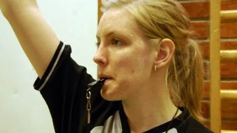 Kajsa Kairento trivs som domare, en roll som få andra tjejer har inom svensk basket.