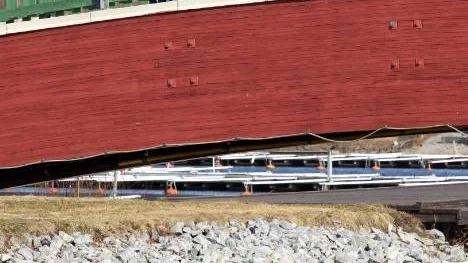 Efter 950 meters simmande är målgången i höjd med Tages bro. Förutom själva Kanalsimmet är det dukat för Valborgsfest i Badhusparken med underhållning, fika, korv och brasa.