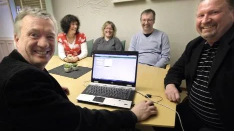 Magnus Ekros har utformat dataprogrammet som slumpvis väljer ut vem som ska få sommarjobb i Piteå kommun, Stig Rönnbäck, ordförande i NAV, var den som tryckte på knappen som startade lottningen. I bakgrunden: Inga Johansson, verksamhetschef för Vägledningscentrum och vägledarna och feriesamordnarna Anette Myrestam och Sten Andersson.