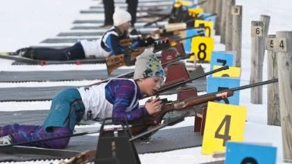 På skjutvallen. Tage Norén, 9 år, Glommersträsk, var yngst bland deltagarna vid Norrcupen, tisdagskvällens skidskyttetävling i Arvidsjaur. Tage var träffsäker, bara två bom på de tio skotten.