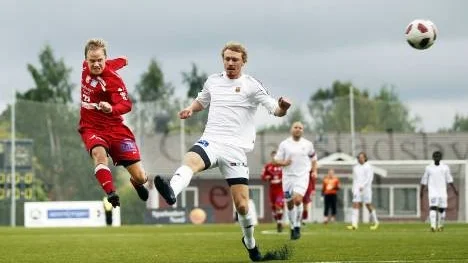 Piteå IF skapade inte särskilt många chanser i matchen mot serieledande Östersund. Här provar i alla fall Björn Lindblom skottförmågan.